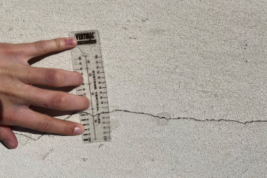 Mesure d'une fissure de façade avec réglet, Aubagne Façades
