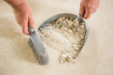 Ramassage de gravats et poussière au balai et à la pelle