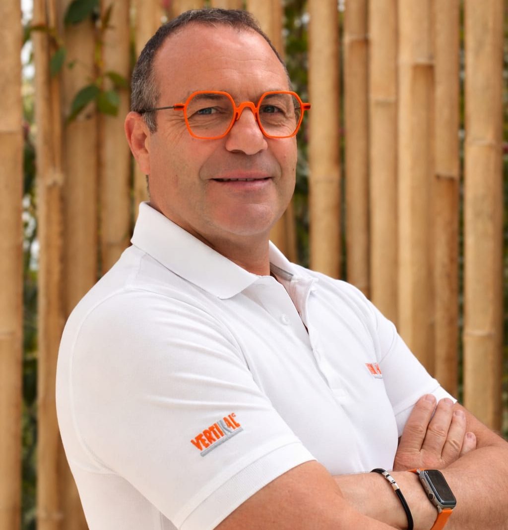 Portrait d’un collaborateur Aubagne Façades en polo blanc et lunettes orange