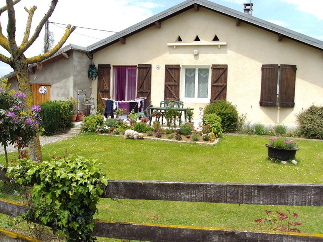 Maison avec façade crépie et volets en bois, Artisans Façades