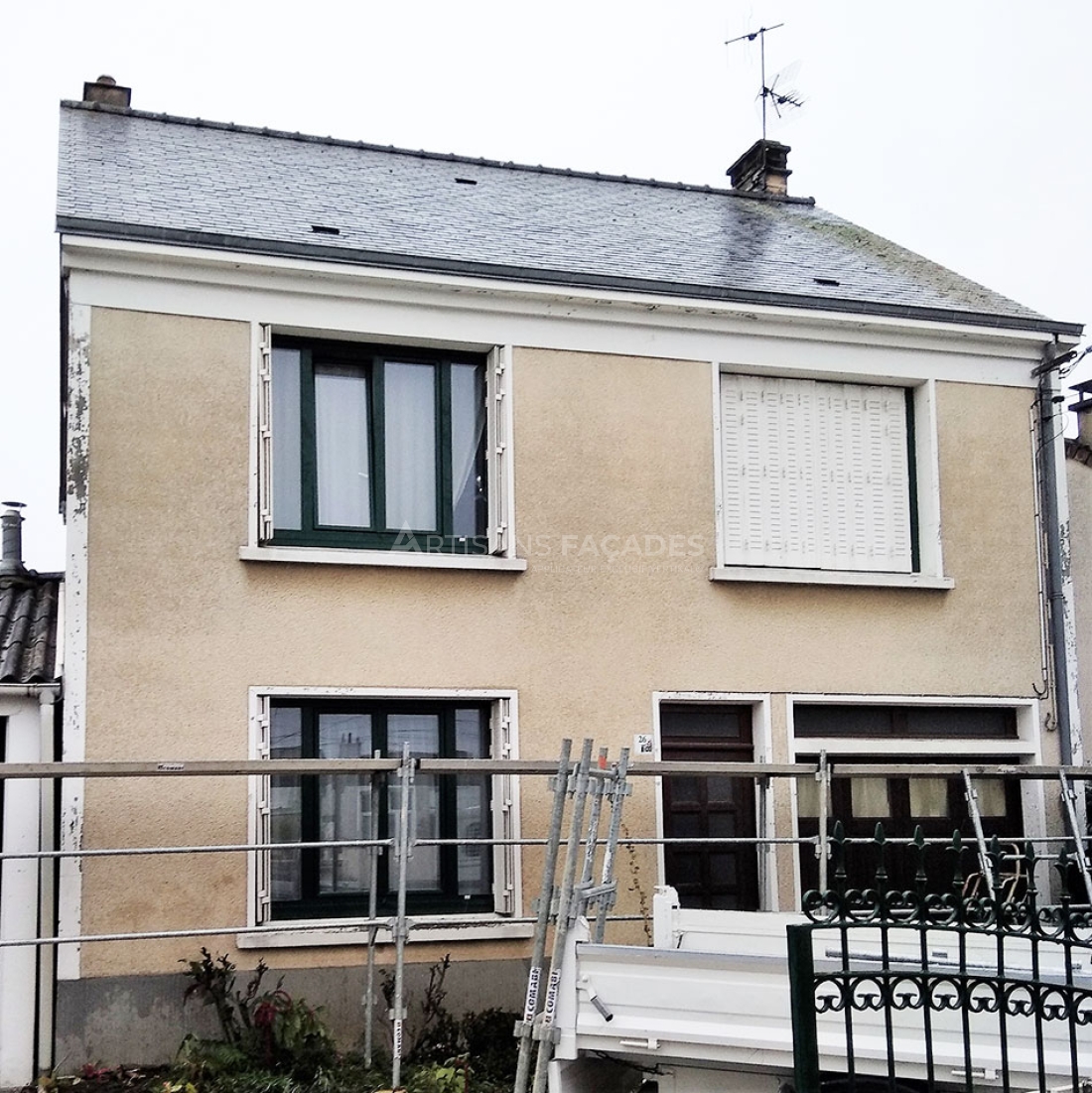 Façade de maison avant rénovation par Artisans Façades