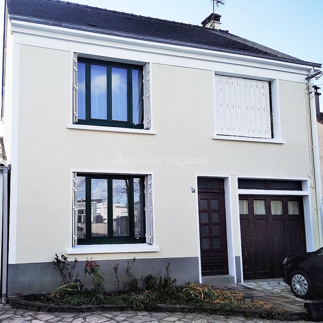 Façade de maison rénovée par Artisans Façades avec enduit clair